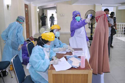 Bupati Alfedri Tinjau Pelaksanaan Rapid Test Covid-19 di GOR Tualang